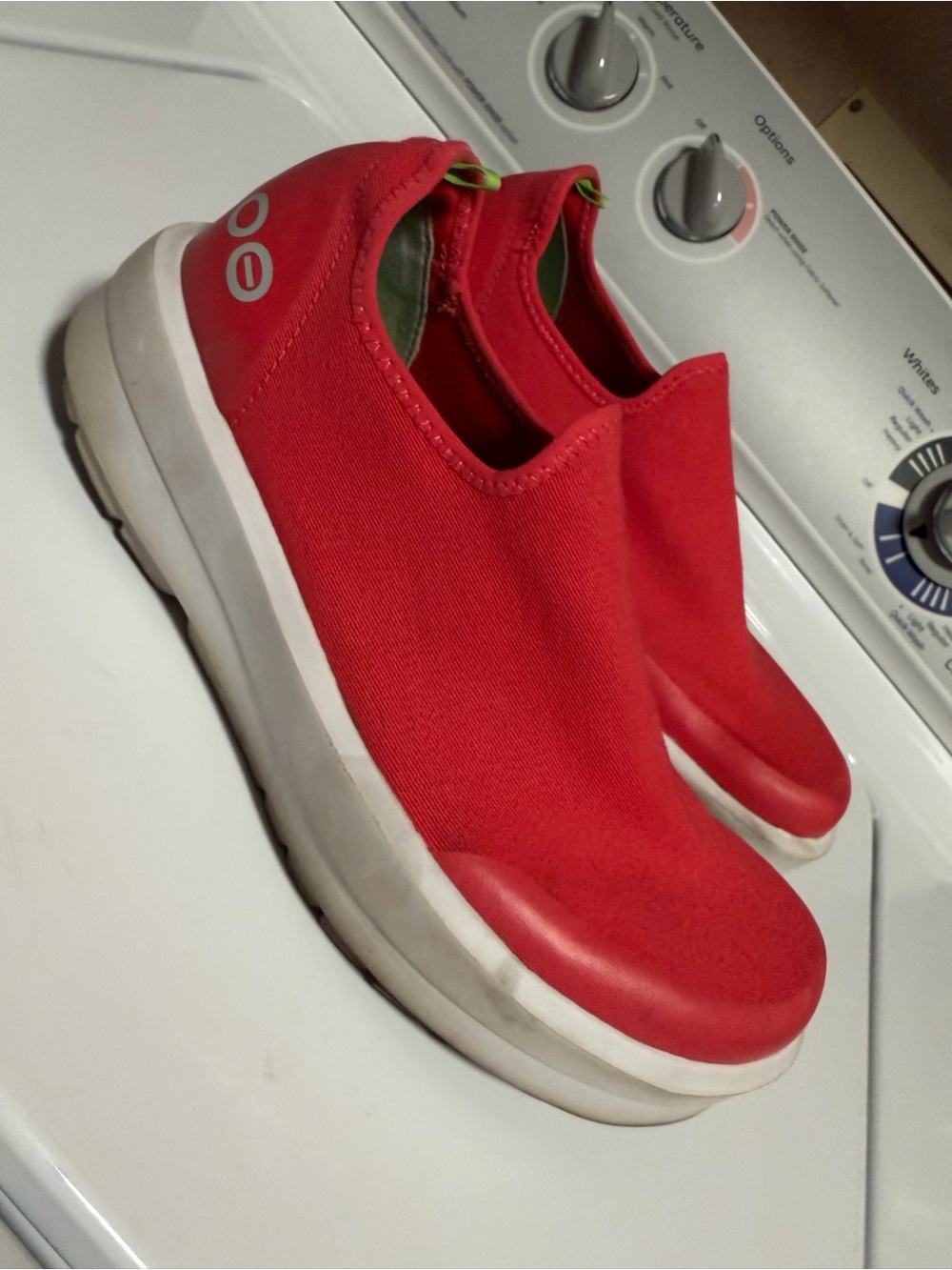 OOFOS Woman’s OOMG Eezee Slip on low Top recovery Shoe size 9 - Picture 3 of 9